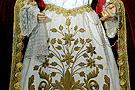 Detalle de los bordados de la saya de Nuestra Madre y Señora del Traspaso 