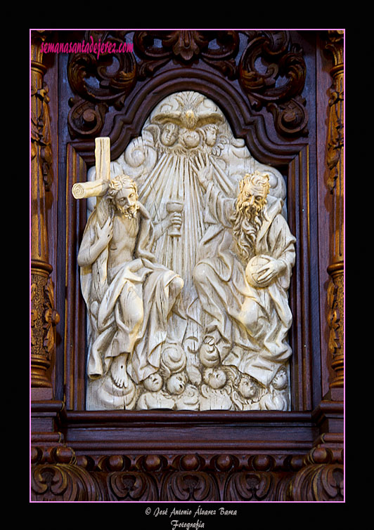 Cartela de la Santísima Trinidad del frontal del paso del Santísimo Cristo del Perdón
