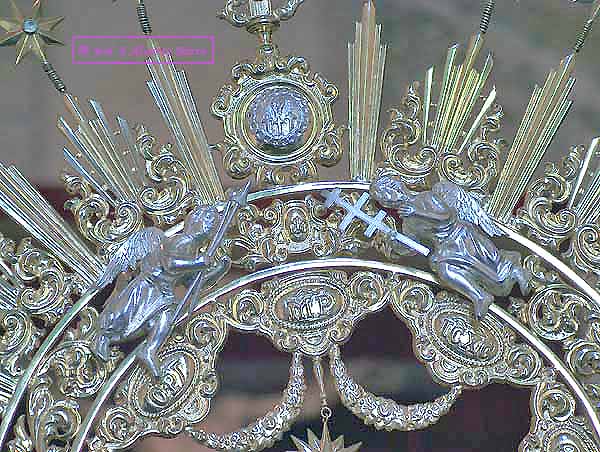 Detalle de los arcángeles en la ráfaga de la corona de María Santísima del Perpetuo Socorro 
