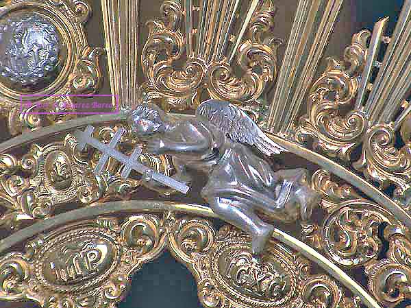 Detalle de un arcángel en la ráfaga de la corona de María Santísima del Perpetuo Socorro 