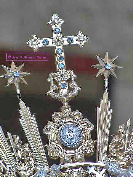 Detalle de la Cruz superior de la corona de María Santísima del Perpetuo Socorro