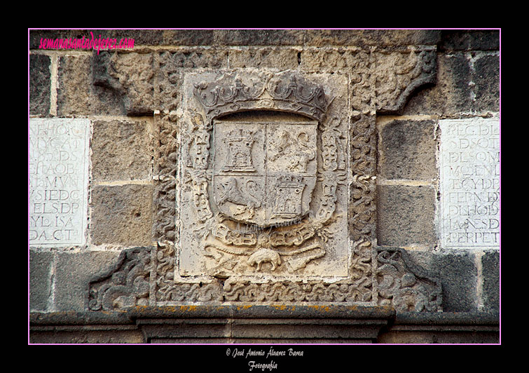 Escudo en la espadaña de la Ermita de Guía