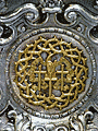 Escudo de la Hermandad en la peana del paso de palio de María Santísima del Perpetuo Socorro
