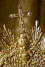 Cruz que remata la aureola de María Santísima del Perpetuo Socorro