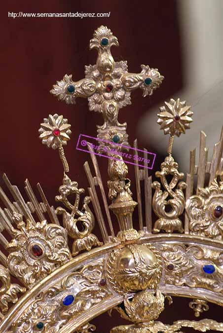 Cruz que remata la corona de salida de Nuestra Señora de la Piedad