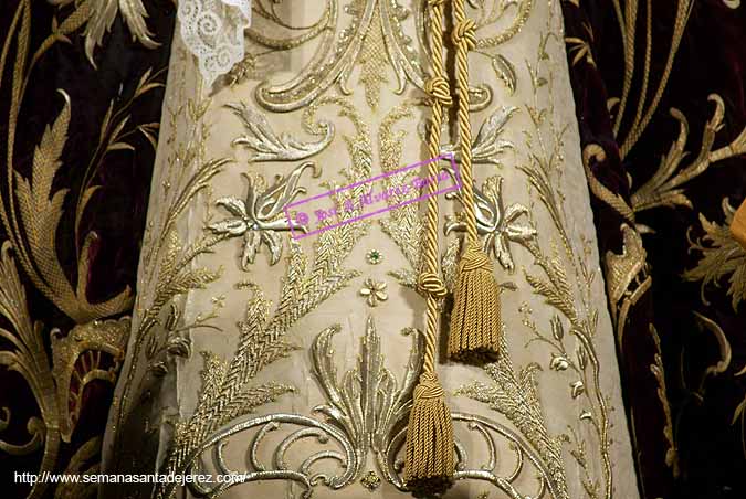 Detalle de los bordados de la saya de Nuestra Señora de la Piedad