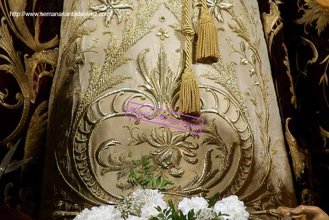 Detalle de los bordados de la saya de Nuestra Señora de la Piedad