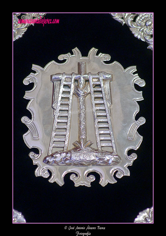 Escudo del Libro de Reglas de la Hermandad del Santo Entierro (Reverso)