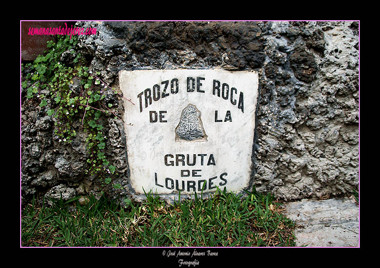 Trozo de roca de la gruta de Lourdes (Real Capilla del Calvario) 