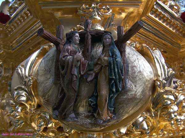 Cartela de la Virgen con San Juan al pié de la Cruz en la canastilla del paso del Santísimo Cristo de la Clemencia en la Traición de Judas