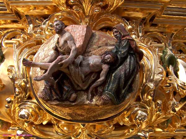 Cartela del Traslado al Sepulcro en  la canastilla del Paso del Santisimo Cristo de la Clemencia en la Traición de Judas 