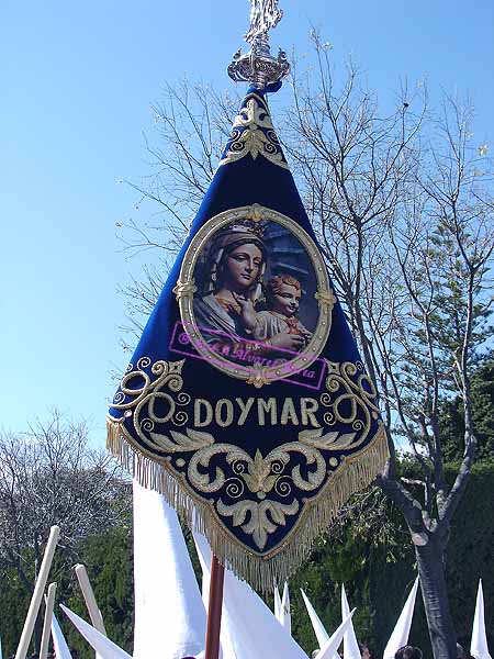 Banderín del movimiento DOYMAR del colegio Nuestra Señora del Sagrado Corazon (Perpetuo Socorro) en el cortejo de la Hermandad de la Clemencia