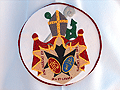 Escudo sobre el antifaz de un nazareno de la Hermandad de la Clemencia