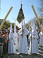 Presidencia del banderín del movimiento DOYMAR del colegio Nuestra Señora del Sagrado Corazon (Perpetuo Socorro) en el cortejo de la Hermandad de la Clemencia