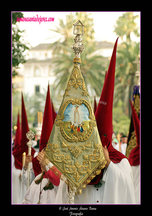 Banderín de la Aparición de la Virgen en Fátima de la Hermandad de la Paz