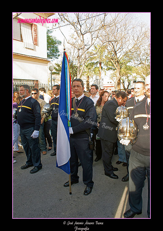 Banderín del Cuerpo de Bomberos de Jerez tras el Paso de Misterio de la Hermandad de la Paz de Fátima