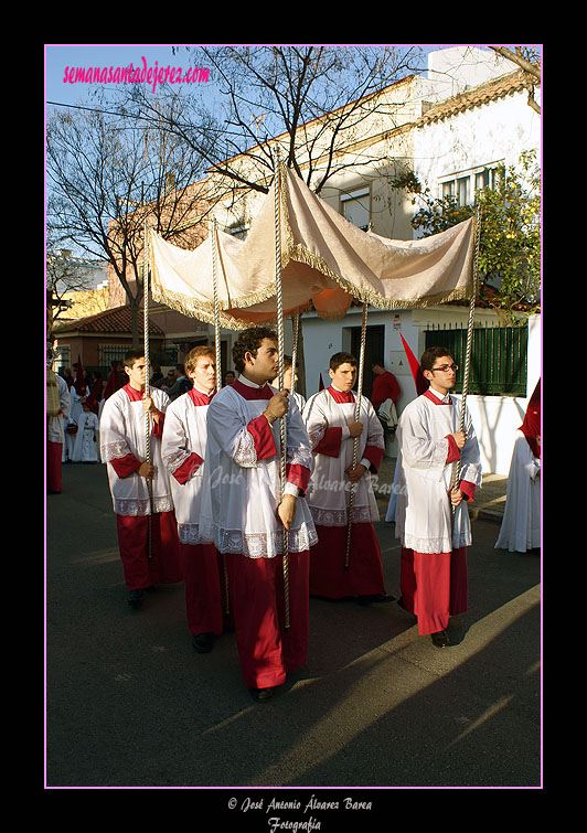 Palio de respeto tras la Reliquia del Lignum Crucis en la Cruz de Guia de la Hermandad de la Paz de Fátima