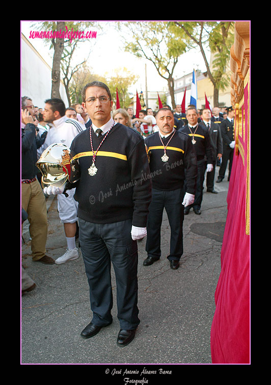 Representación del Cuerpo de Bomberos de Jerez escoltando el Paso de Misterio de la Hermandad de la Paz de Fátima