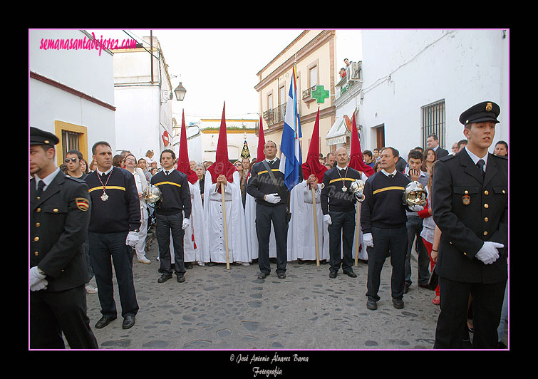 Representación y Banderin del Cuerpo de Bomberos de Jerez tras el Paso de Misterio de la Hermandad de la Paz de Fátima