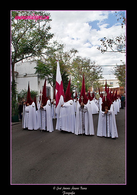 Presidencia de la Bandera de la Virgen en el cortejo de palio de la Hermandad de la Paz de Fátima
