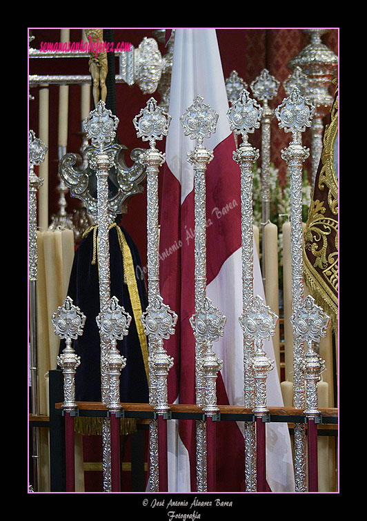 Bandera del Señor y varas de la Hermandad de la Paz de Fátima