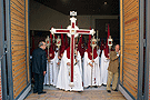 Cruz de Guia de la Hermandad de la Paz saliendo de la Iglesia de Fátima