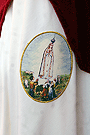 Escudo sobre la capa de los nazarenos de la Hermandad de la Paz de Fátima