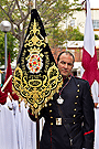 Banderín del Cuerpo de Bomberos de Jerez en el cortejo del palio de la Hermandad de la Paz de Fátima