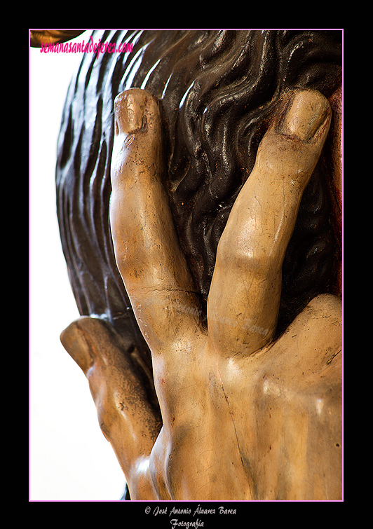 Dedos de la mano derecha en la sien del Santísimo Cristo de la Humildad y Paciencia