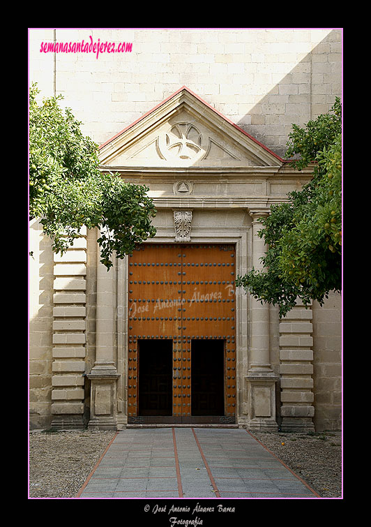 Puerta principal de acceso (Iglesia de la Santísima Trinidad)