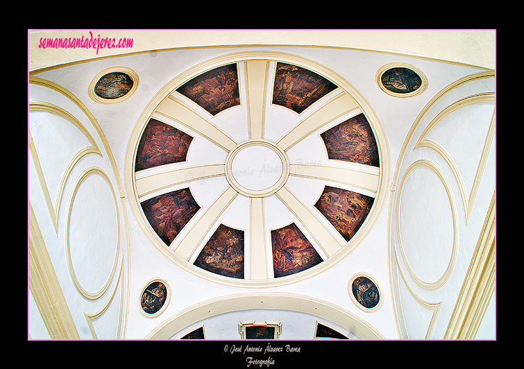 Detalle del interior de la cupula de la Iglesia de la Santísima Trinidad