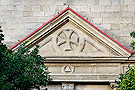 Detalle de la puerta principal de acceso (Iglesia de la Santísima Trinidad)