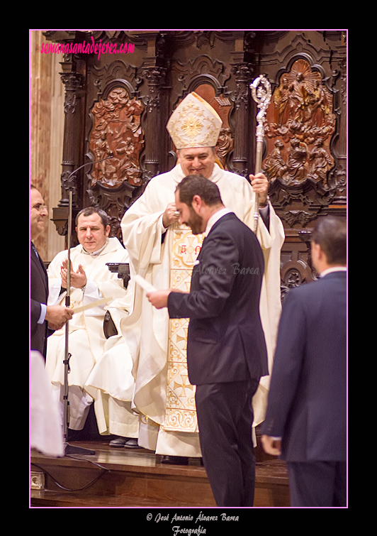 El Hermano Mayor de la Hermandad de la Salud de San Rafael tras recibe el decreto de erección canónica de la mano del Obispo de Jerez en la Santa Iglesia Catedral (12 de enero de 2013)