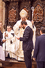 El Hermano Mayor de la Hermandad de la Salud de San Rafael tras recibe el decreto de erección canónica de la mano del Obispo de Jerez en la Santa Iglesia Catedral (12 de enero de 2013)