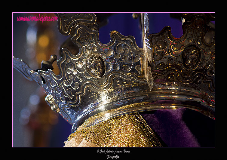 Detalle del canasto de la corona de Nuestra Señora Reina de los Ángeles