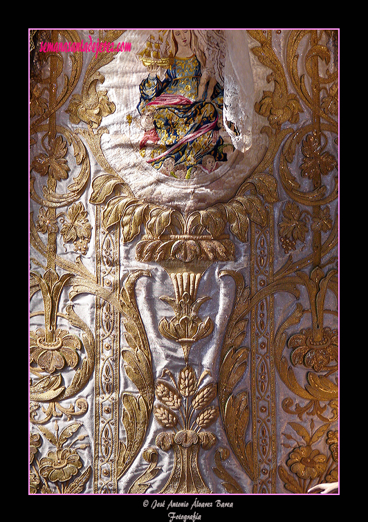 Detalle de los bordados de la saya de Nuestra Señora Reina de los Ángeles 