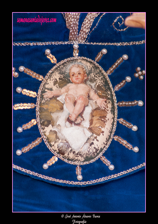 Detalle de los bordados de la saya de Nuestra Señora Reina de los Ángeles 