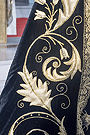 Detalle de los bordados del manto de Nuestra Señora Reina de los Ángeles