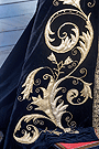 Detalle de los bordados del manto de Nuestra Señora Reina de los Ángeles