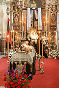 Besapiés del Santísimo Cristo Yacente (Iglesia Mayor de Nuestra Señora de la O) (Rota - Cádiz). 5 de abril de 2014
