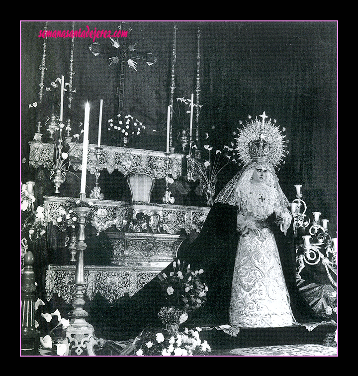 Marzo de 1974. Besamanos a Nuestra Señora de la Estrella con motivo de las Bodas de Plata de la fundación de la Cofradía (Foto: Diego Romero)