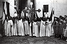 Años 50. Inicio del cortejo de la Hdad.de la Entrada Triunfal en Jerusalén ante el convento de las RR.Mínimas en una de sus primeras salidas procesionales