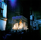 En la década de los 70, el paso de Nuestra Señora de la Estrella en la plaza del Clavo, va camino de su Capilla