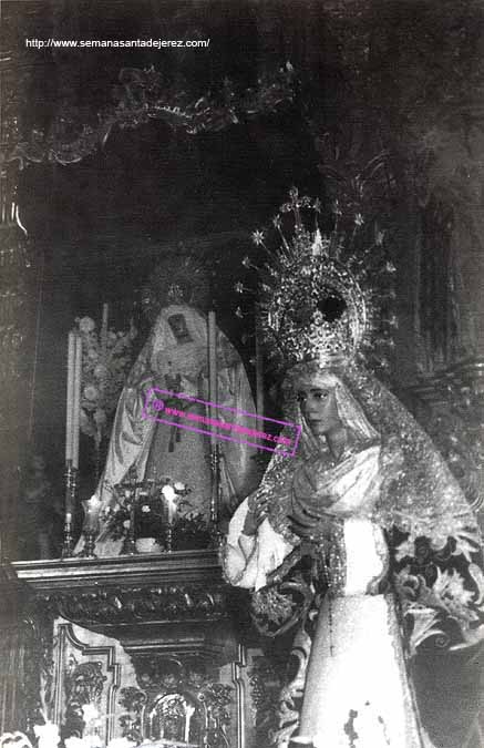 Madre de Dios de la Misericordia en la Victoria junto a la Virgen de la Soledad, a finales de los años 50