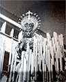 Año 1957. Madre de Dios de la Misericordia a su paso por el Colegio Isabel la Católica, camino de la Parroquia de Santa Ana, con motivo de unas Santas Misiones. Para su entrada en el templo se hubo que desmontar el paso de Nuestra Señora. 