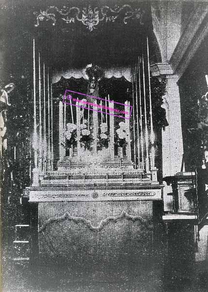 La Virgen llamada entonces de la Mayor Aflicción, primitva imagen de la Hermandad de la Coronación, en su capilla de los Desamparados en 1926 (Foto:Anónimo)
