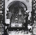 En 1932, en plena República, así se montó el altar de culto de la Hermandad de la Coronación. Según nuestros mayores, muchos cofrades hacían espontáneamente y por separado el recorrido de su cofradía hasta la Colegial rezando el Santo Rosario (Foto: Anónimo)