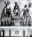 Altar de cultos en 1930 de la Hermandad de la Coronación de Espinas.La Virgen que está junto al Cristo es la primitiva desaparecida en 1934