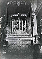 La Virgen llamada entonces de la Mayor Aflicción, primitiva imagen de la Hermandad de la Coronación, en su capilla de los Desamparados en 1926 (Foto:Anónimo)