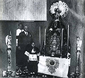 Un anónimo artista realizó este collage en el año 1932. La Dolorosa es la primitiva de la Hermandad de la Coronación de Espinas que se perdió en un incendio fortuito en el año 1934.